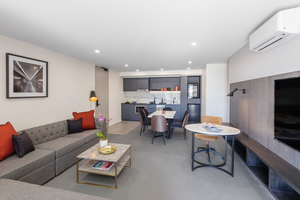 Deco Hotel Canberra 16/28