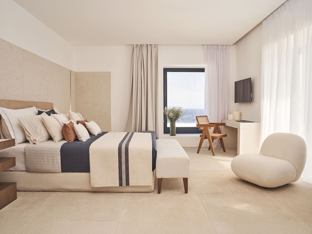 Suite, King Bed, Sea View, with Pool