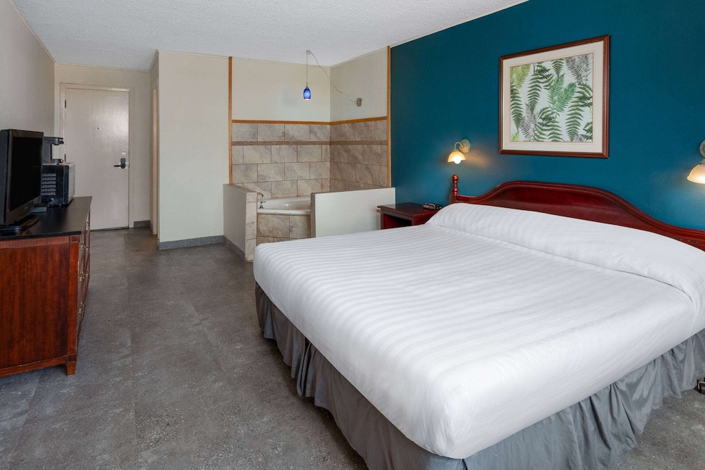 Travelodge by Wyndham Amherst 14/48