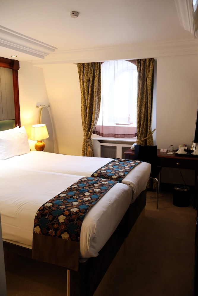 Superior, Twin Beds, Front View