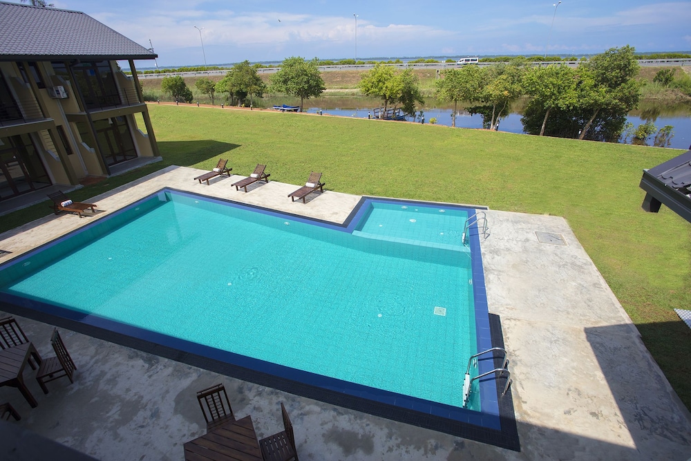 Amora Lagoon 27/50