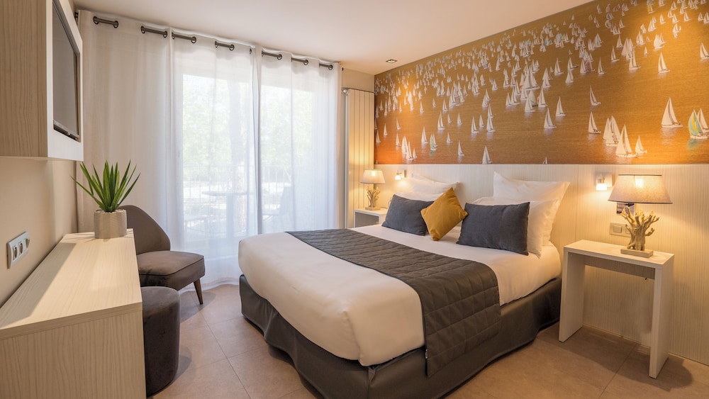 JUNIOR SUITE, QUEEN BED, BALCONY