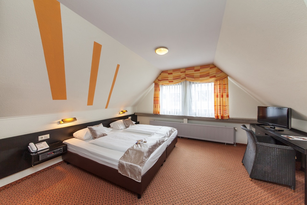 APARTMENT, TRIPLE