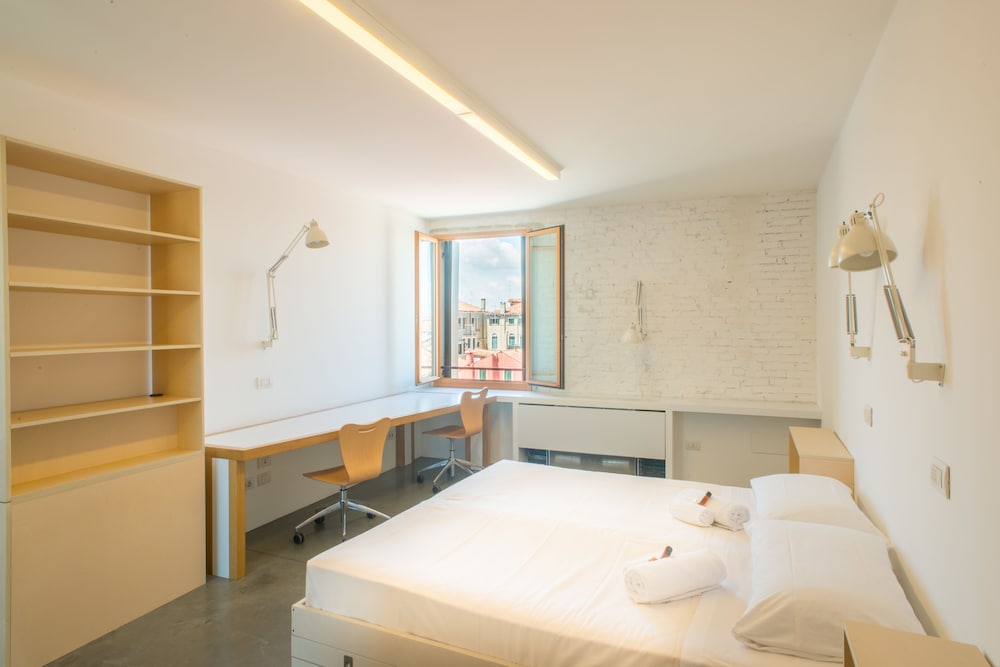 2 BEDROOMS, APARTMENT, 4 BEDS, KITCHENETTE