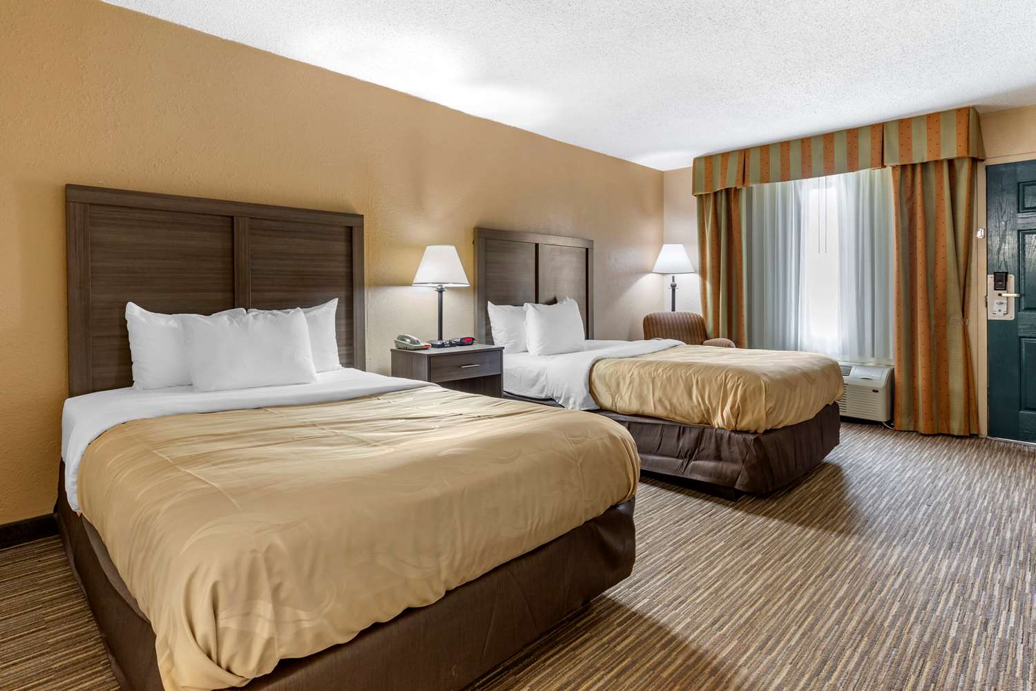 SUITE, 2 DOUBLE BEDS