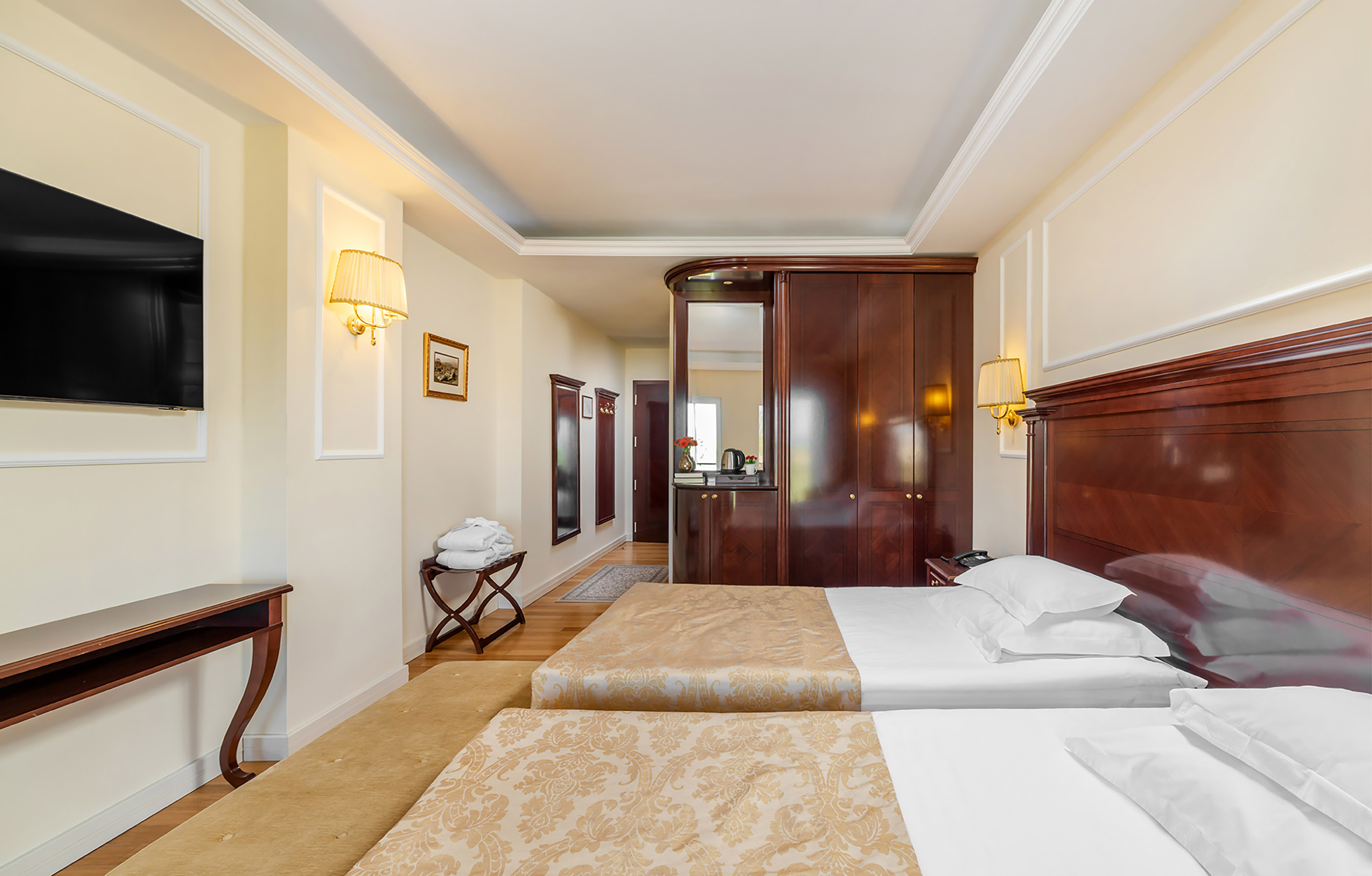 DELUXE, DOUBLE OR TWIN BED, WITH EXTRA BED, BALCONY