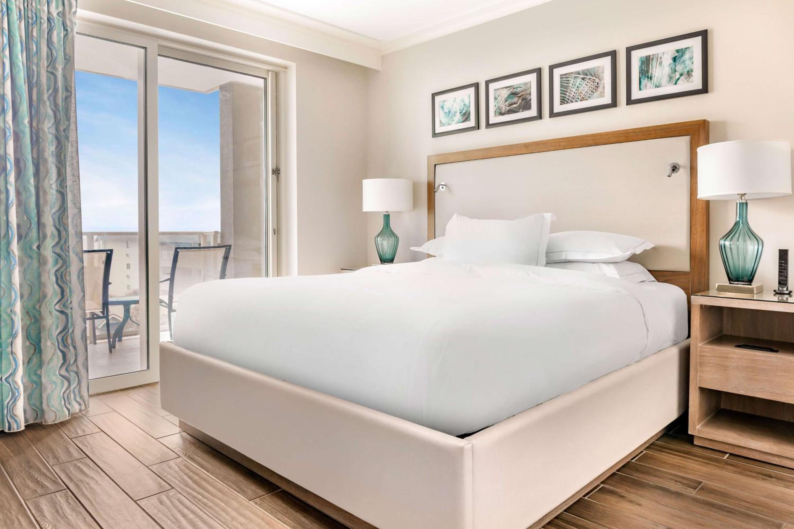 2 BEDROOMS, SUITE, 1 KING AND 2 DOUBLE BEDS, OCEAN FRONT, ACCESSIBLE