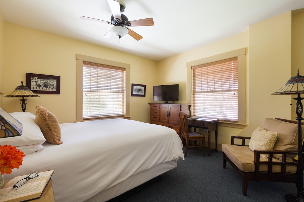 Lodge, King Bed