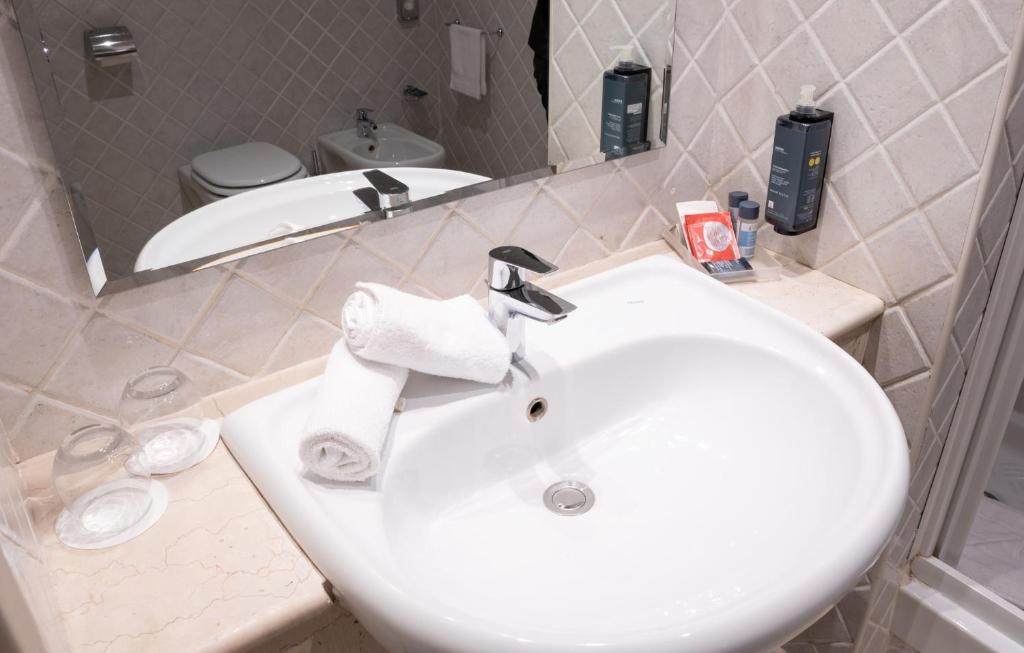 غرفة بسرير مزدوج أو سريرين منفصلين، Th Roma Carpegna Palace 4/5