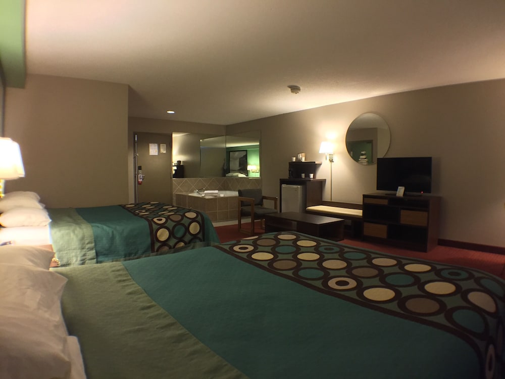 Super 8 by Wyndham Niagara Falls NY 8/25