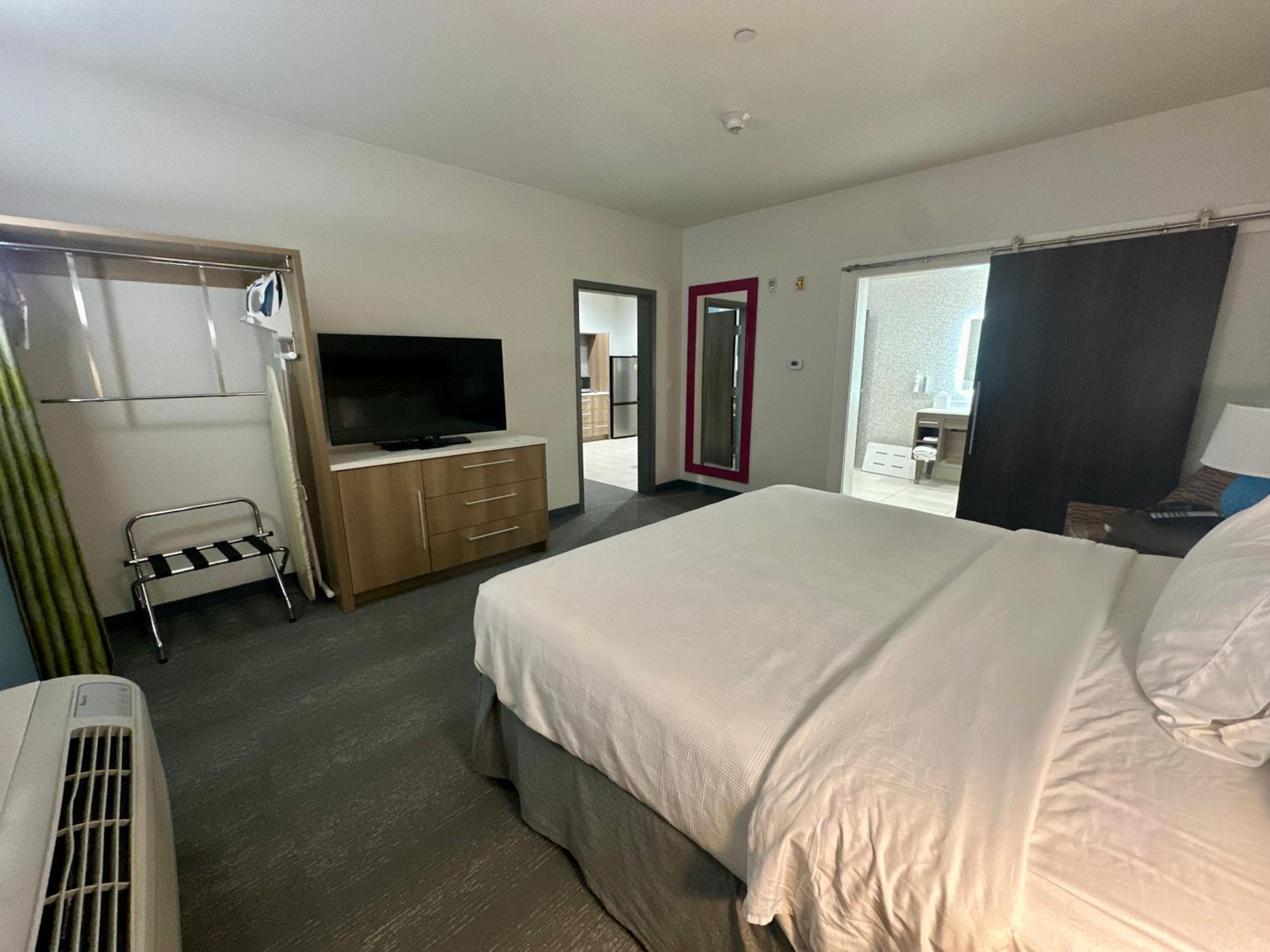 SUITE, KING BED, ACCESSIBLE