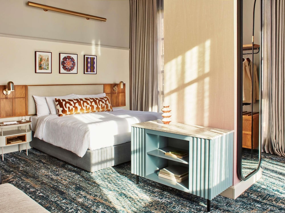 ROOM, KING BED, ACCESSIBLE