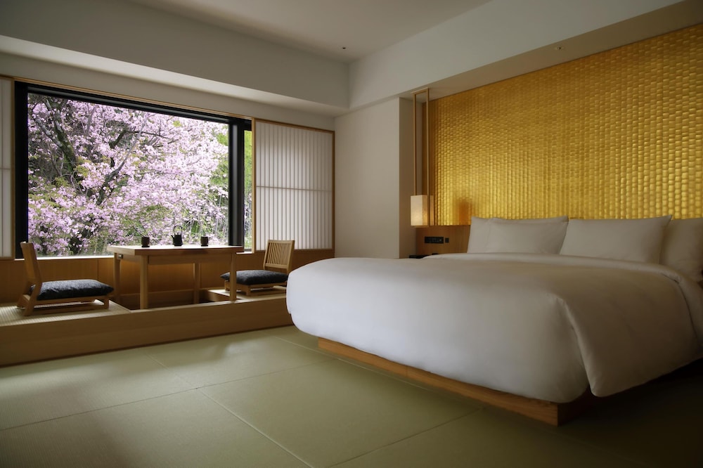 SERENITY, GRAND, KING BED
