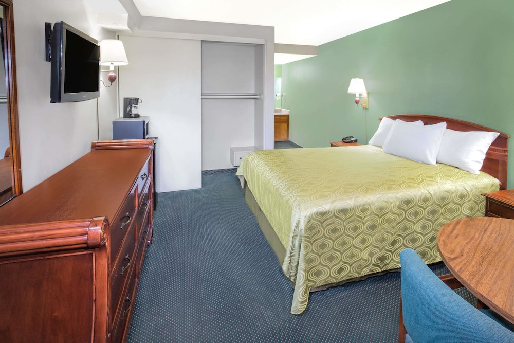 Days Inn by Wyndham Ontario Airport 13/23