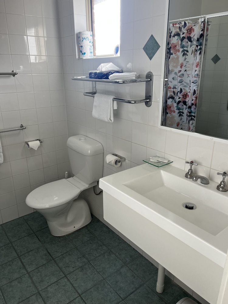 Emu Point Motel 66/70
