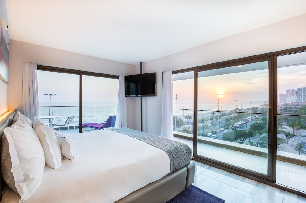 Deluxe, Suite, King Bed, Pool Front