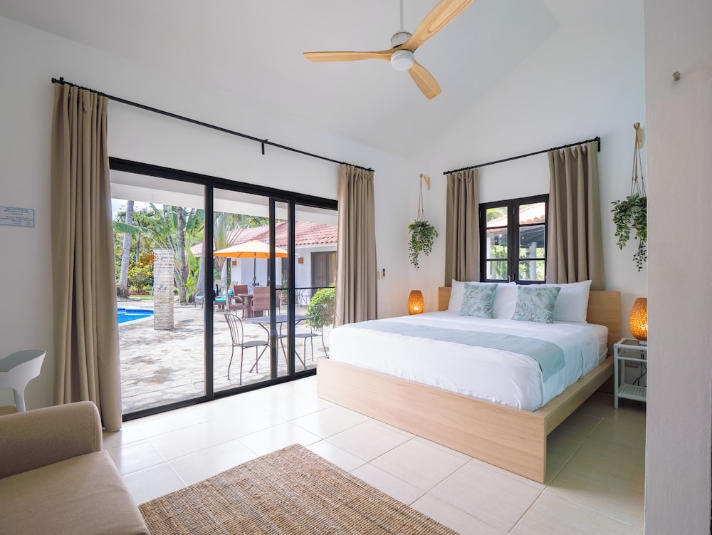 Room, King Bed, Pool Side