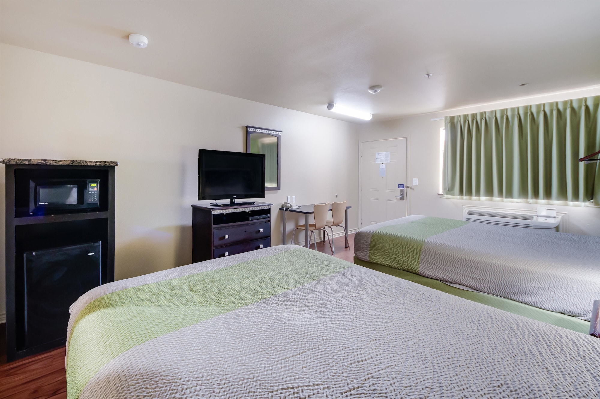 غرفة كومفورت بسريرين كوين بغرفتي نوم، Motel 6 Floresville Tx 4/6