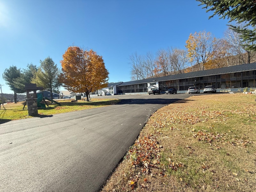 Travelodge By Wyndham Lincoln Near White Mountain 48/53