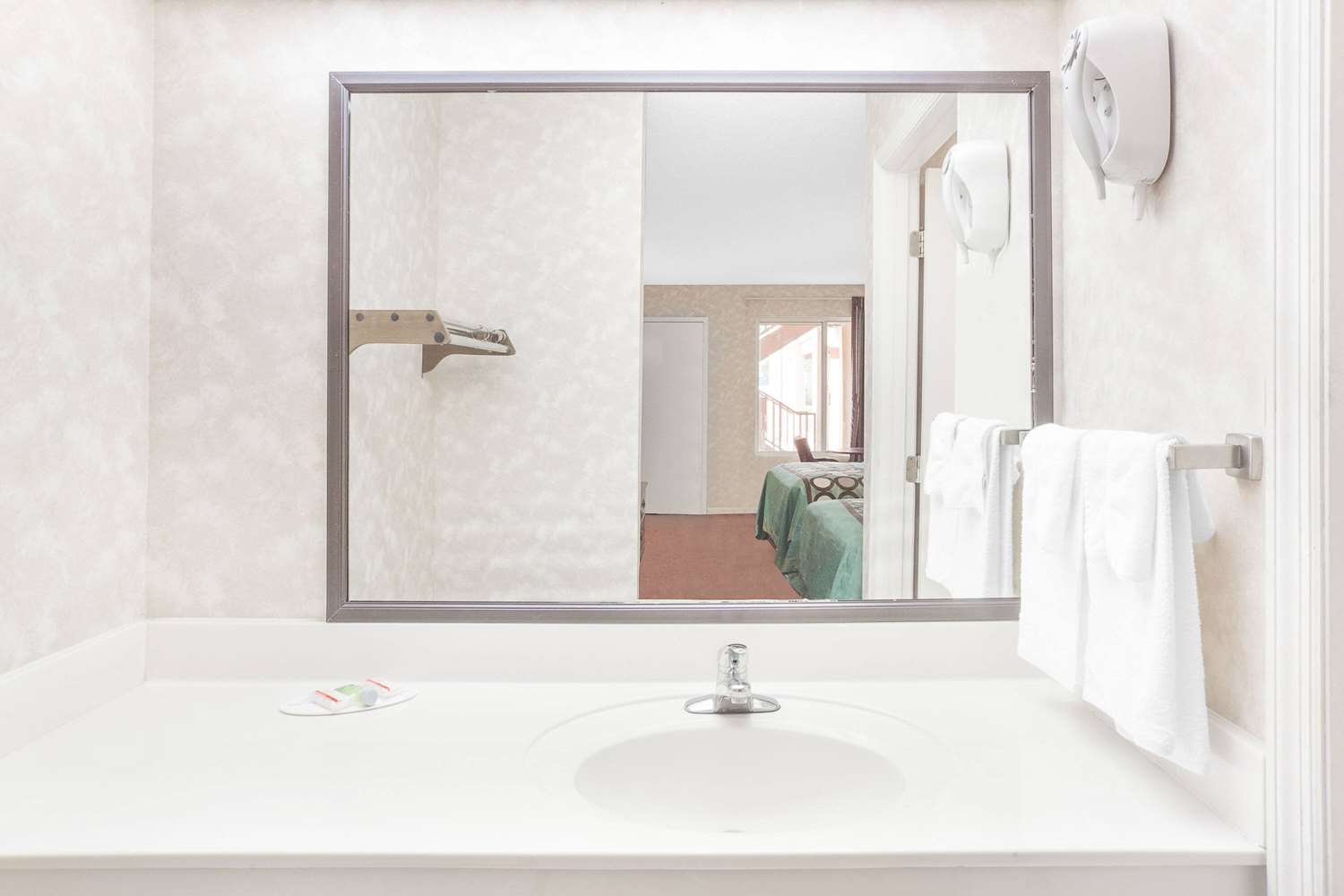 Super 8 by Wyndham Decatur Priceville 19/19