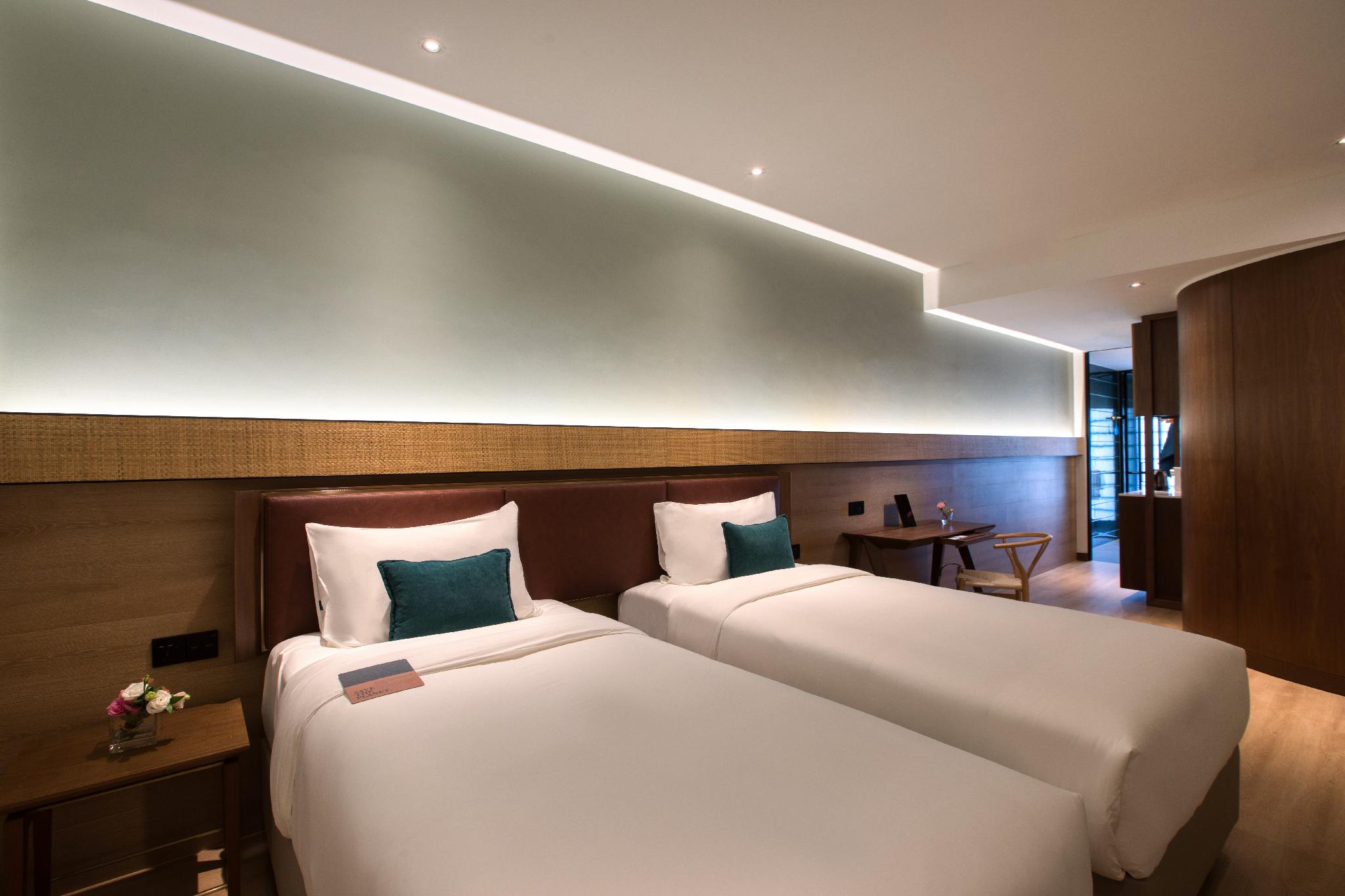 Hollywood, Standard, Twin Beds