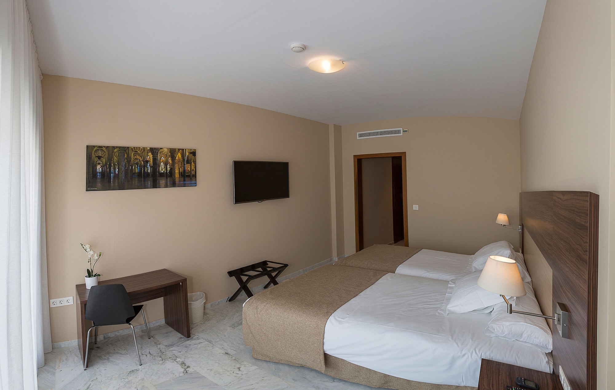 غرفة عائلية بسرير مزدوج وسريرين منفصلين، Hotel Finca Los Abetos 2/5