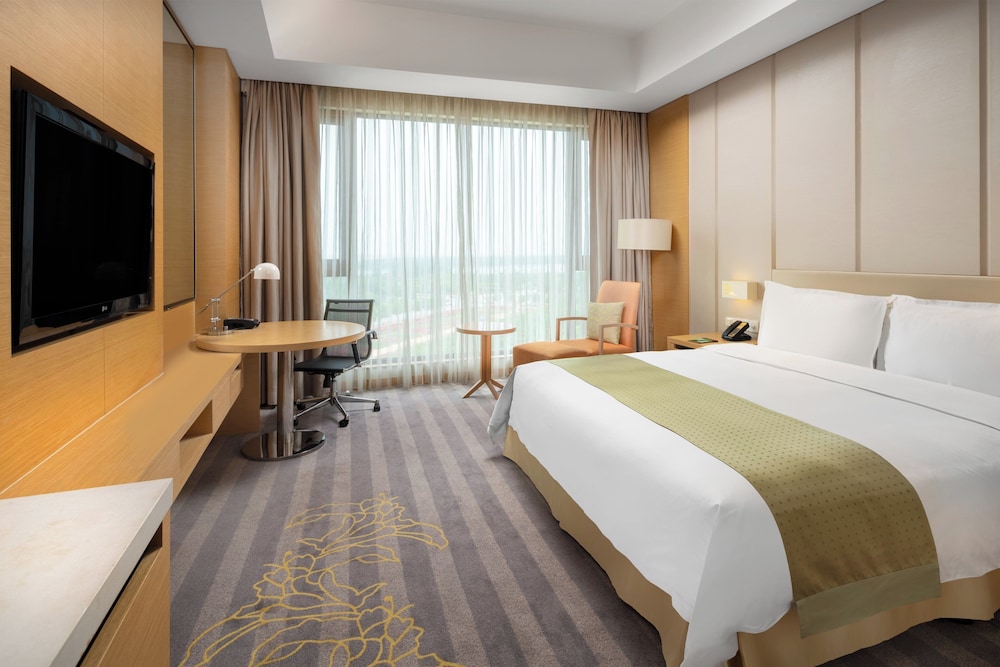 Standard, King Bed, Club Floor
