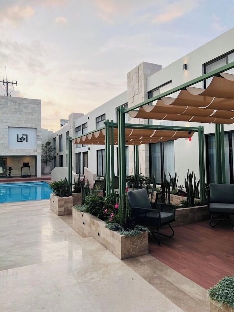La Posada Hotel &amp; Suites 4/68