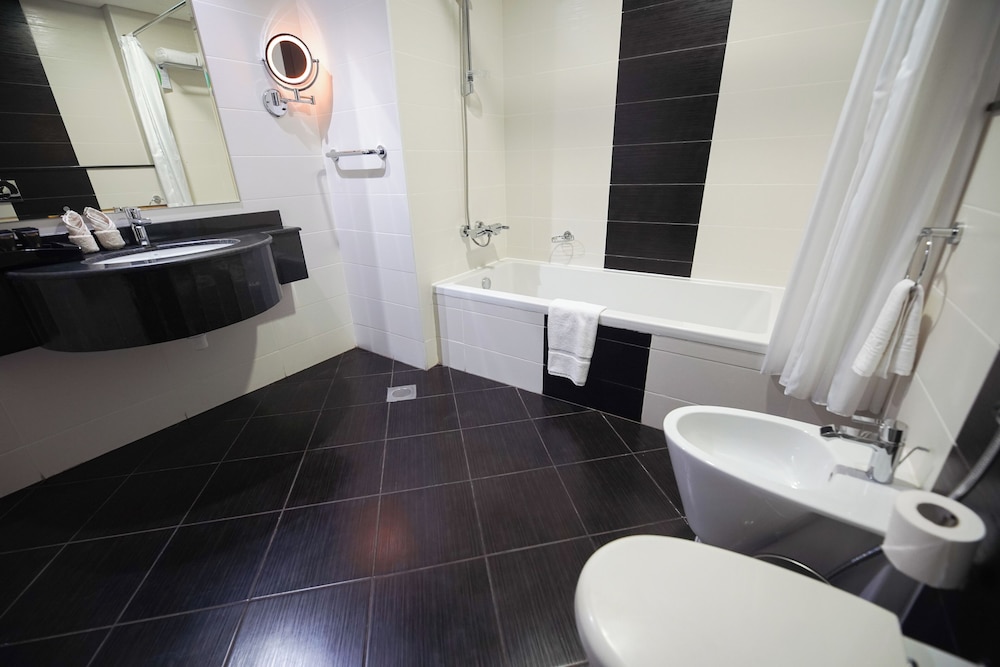 Deluxe, Suite, King Bed, 2 Bathrooms، Grand Villaggio Hotel Abu Dhabi 4/5