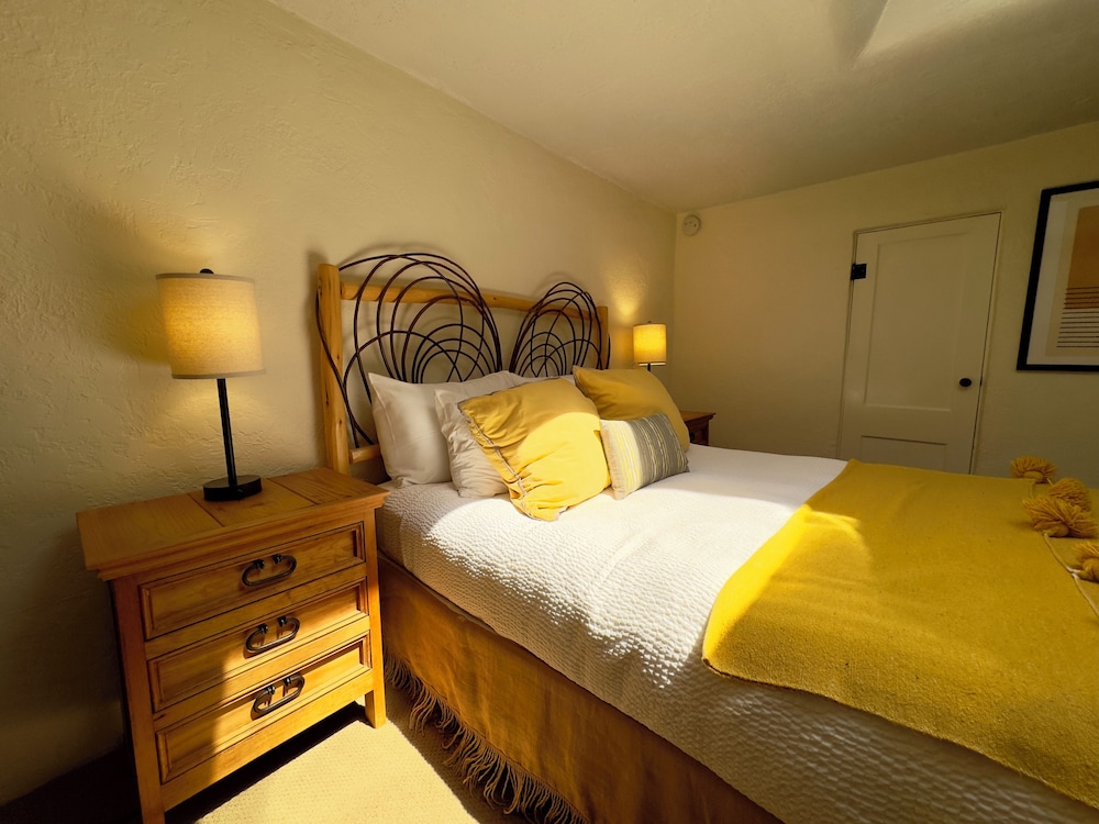 غرفة بسرير كوين، Old Taos Guesthouse Bed and Breakfast 2/8