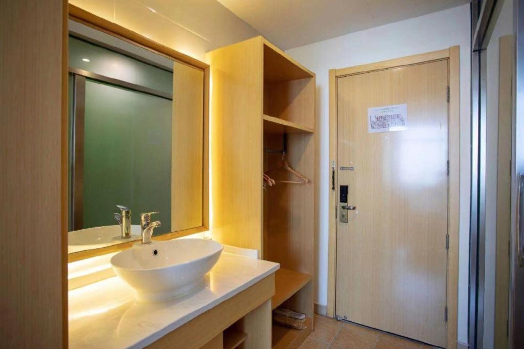 GreenTree Inn Shanghai National Convention and Exhibition Center Huaxiang Road Business Hotel 62/64