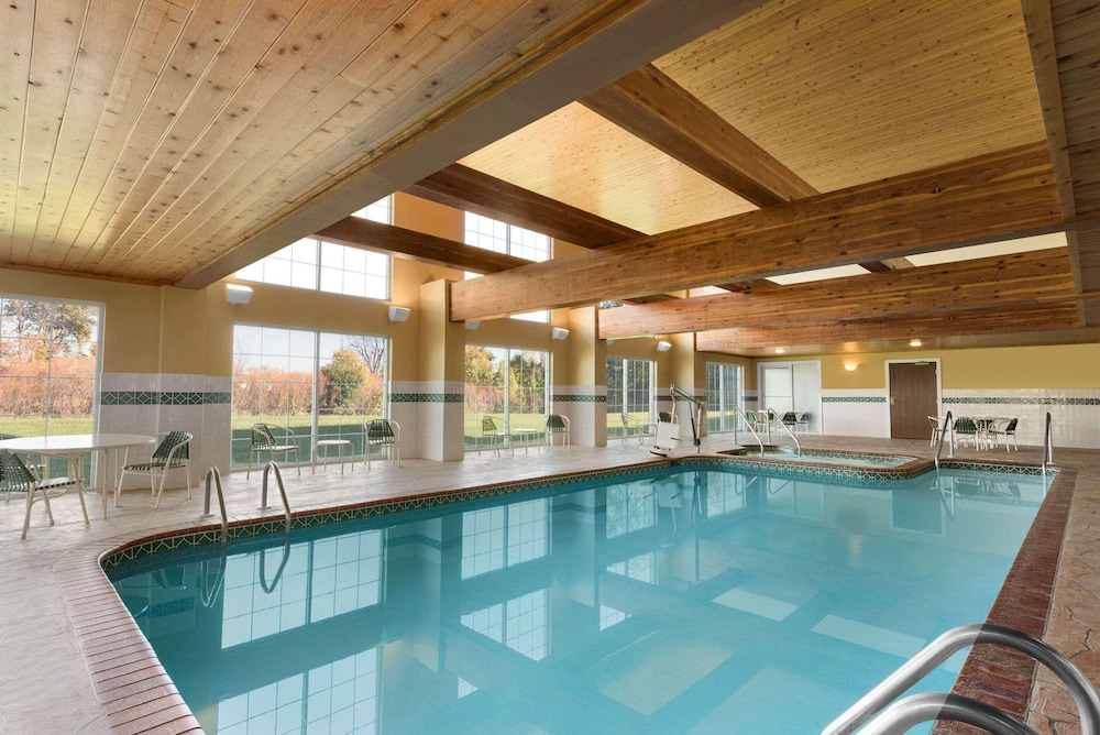 Country Inn Suites By Radisson Milwaukee Airport Wi 26/50