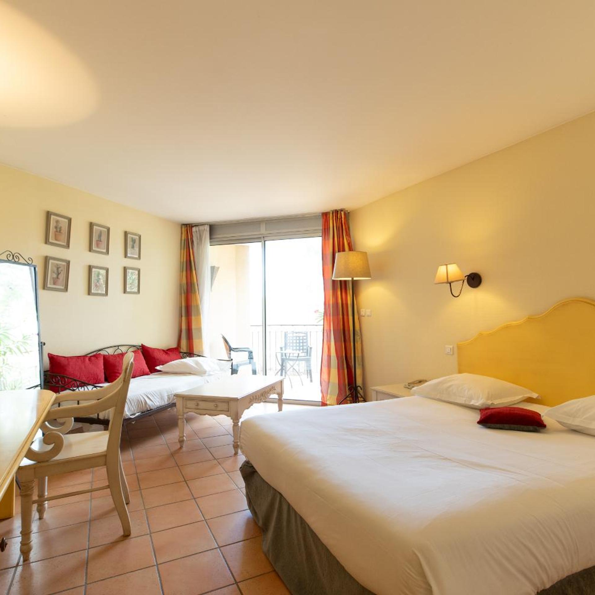 STANDARD, TRIPLE, 1 KING AND 1 SINGLE BEDS, PATIO