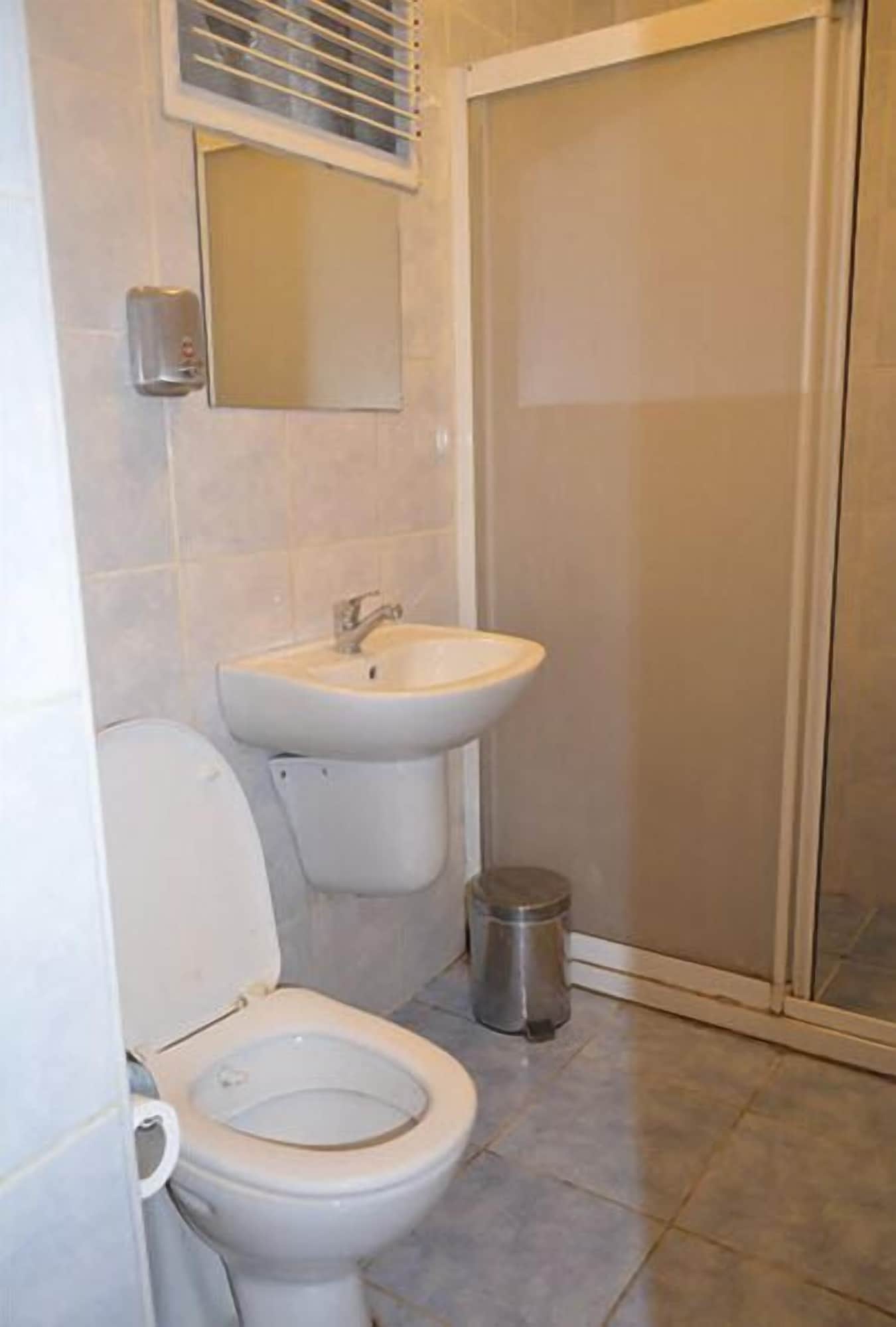 1 BEDROOM, SINGLE