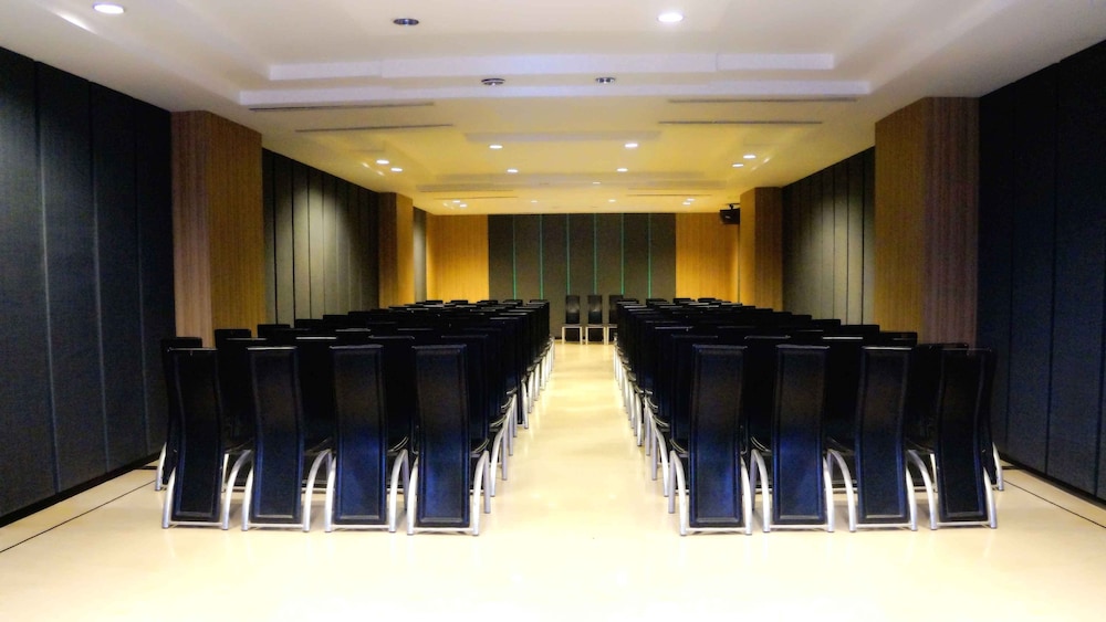 Orchardz Hotel Gajah Mada 22/25