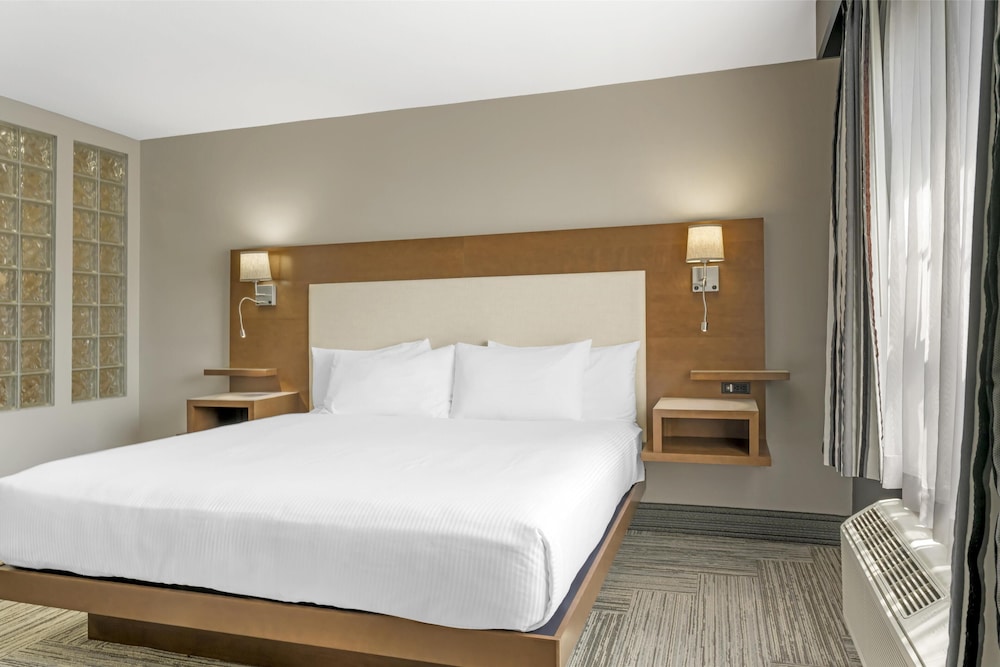 Suite, King Bed, Sofa, Jetted Tub
