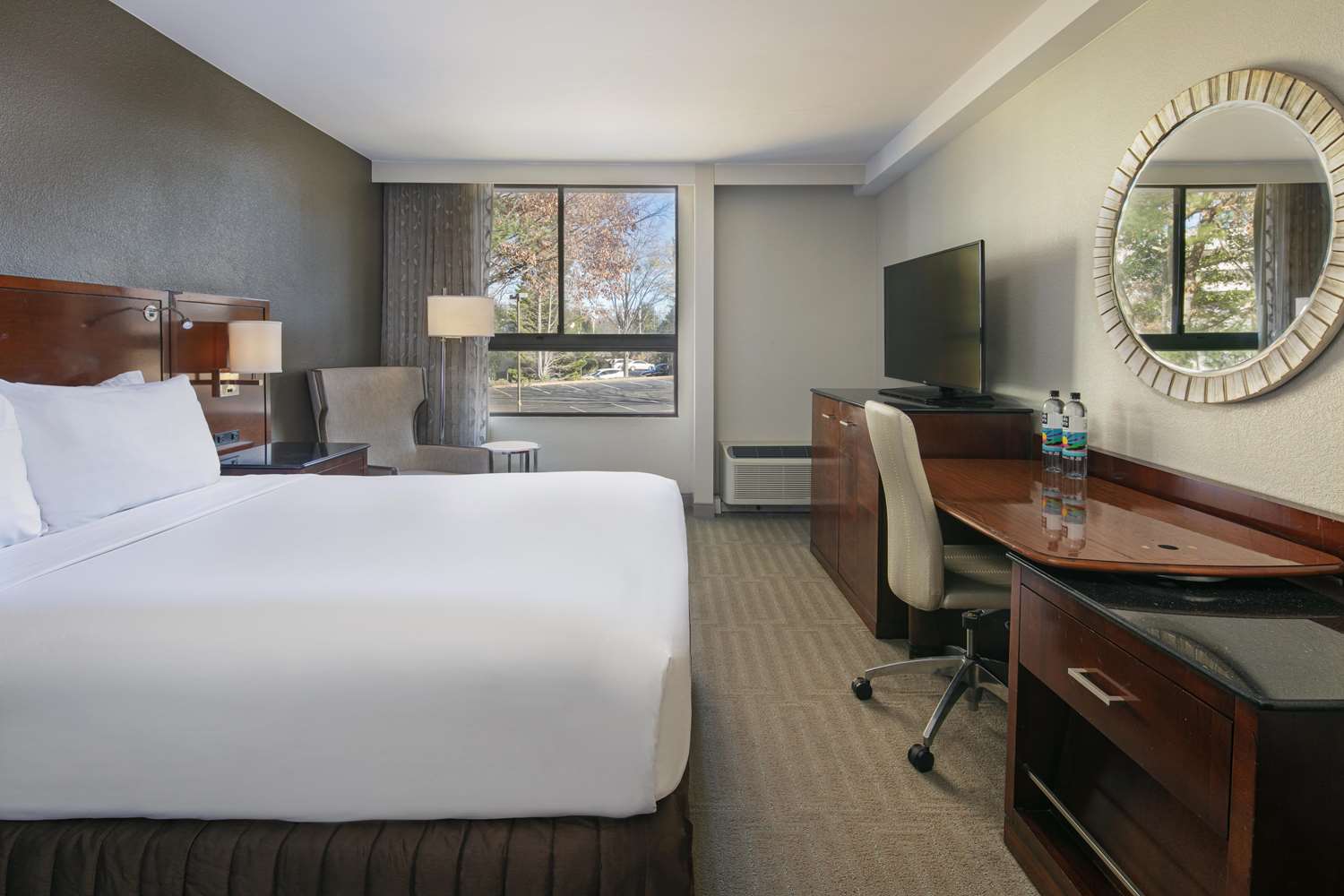 غرفة بسرير كوين بحوض استحمام لذوي الإعاقة