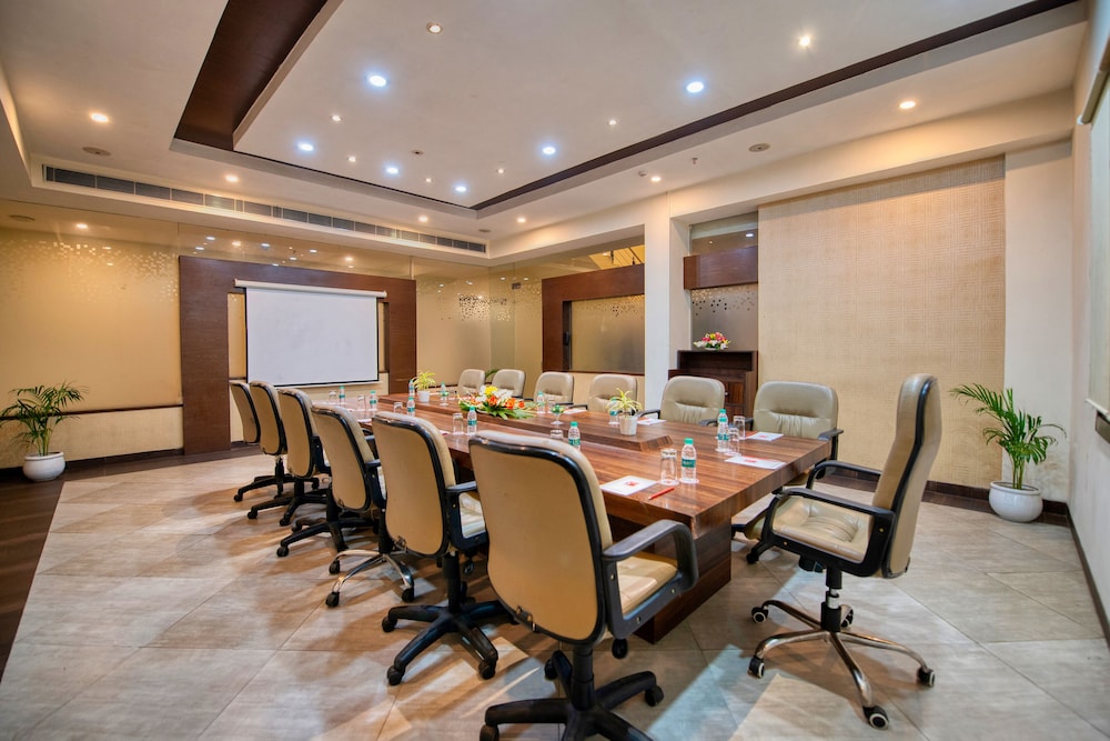 SAPNA CLARKS INN 43/47