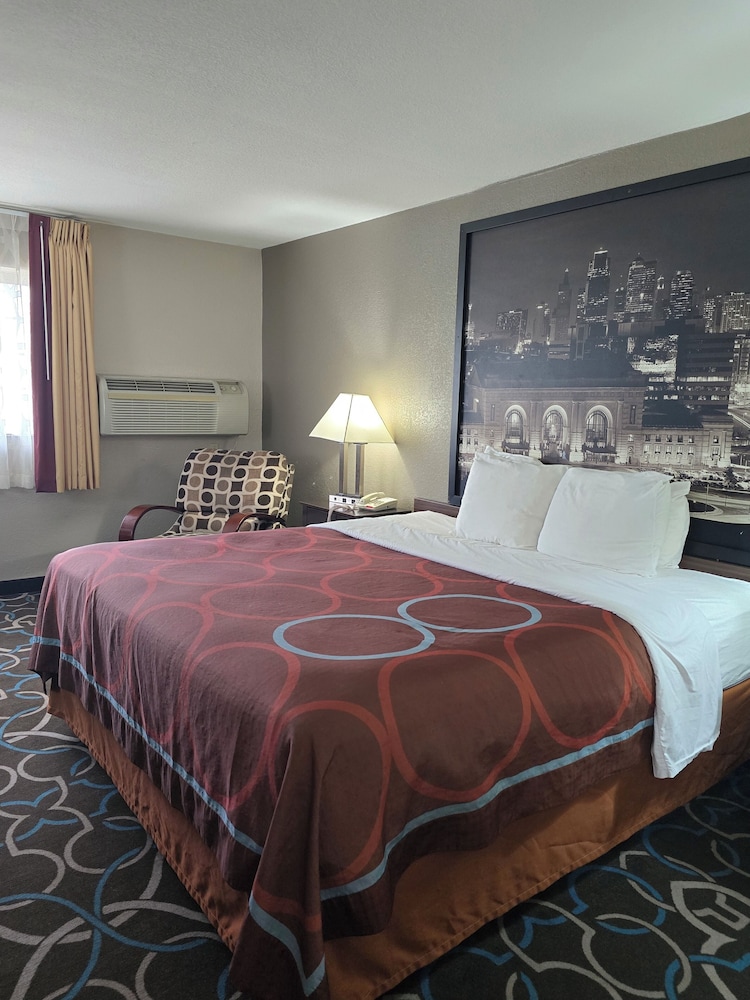 غرفة بسرير كينج لذوي الإعاقة، Super 8 By Wyndham Kansas City 5/10