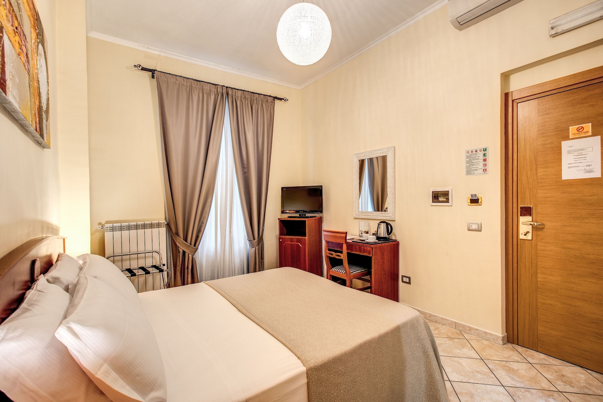 ROOM, DOUBLE BED