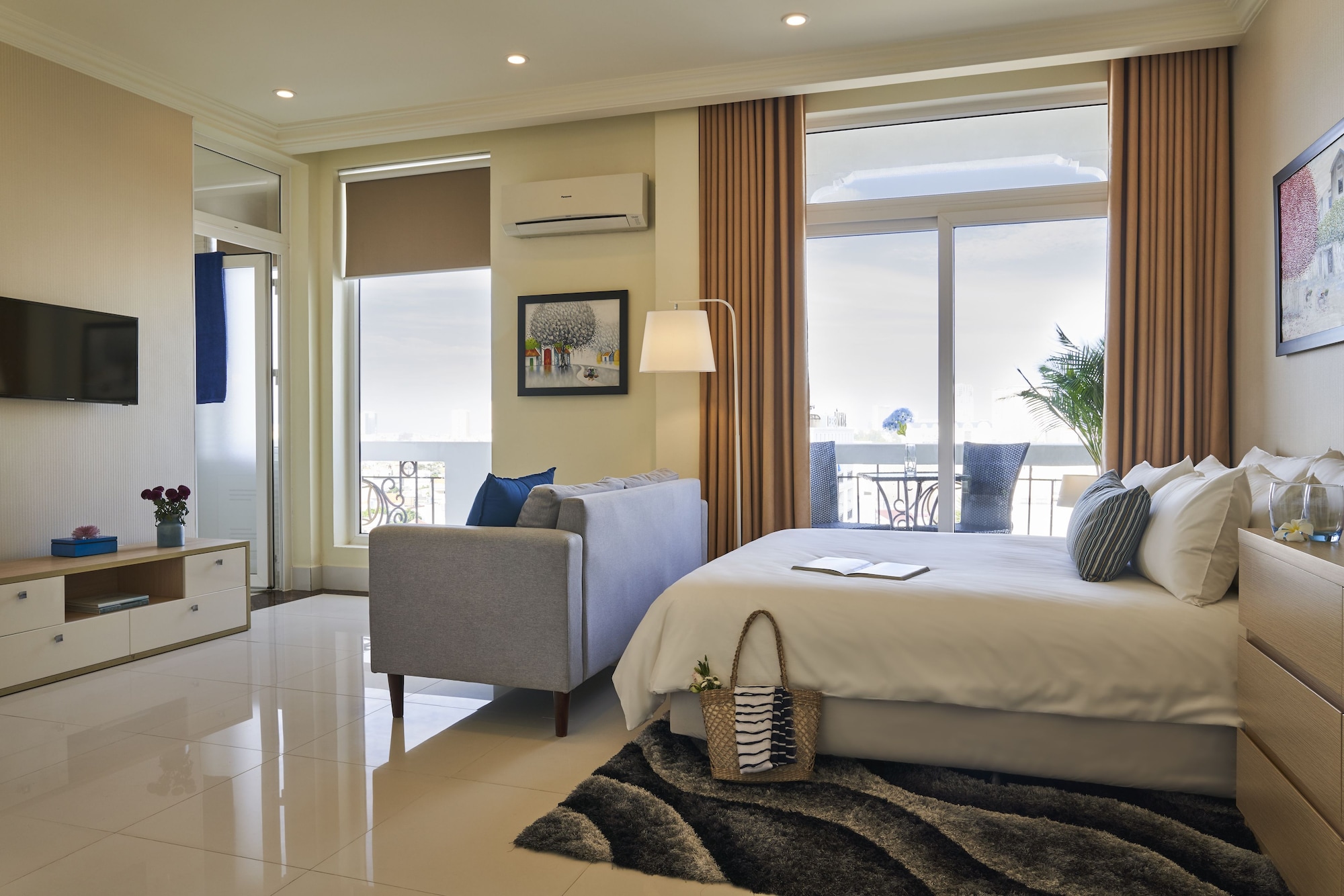 DELUXE, HILL VIEW
