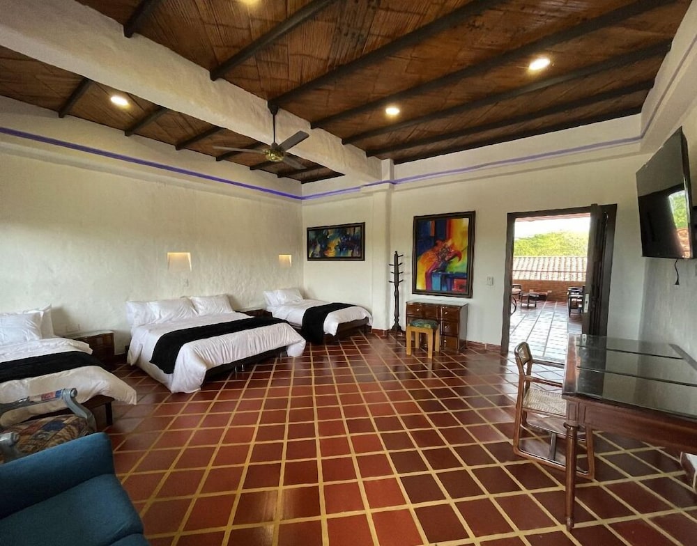 Room, Quintuple, 1 Single and 2 Double Beds
