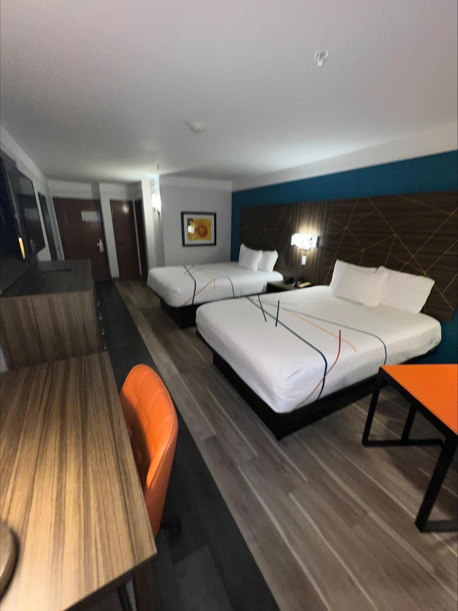 غرفة بسريرين كوين بحوض استحمام لذوي الإعاقة، La Quinta Inn & Suites by Wyndham OKC North - Quail Springs 5/10