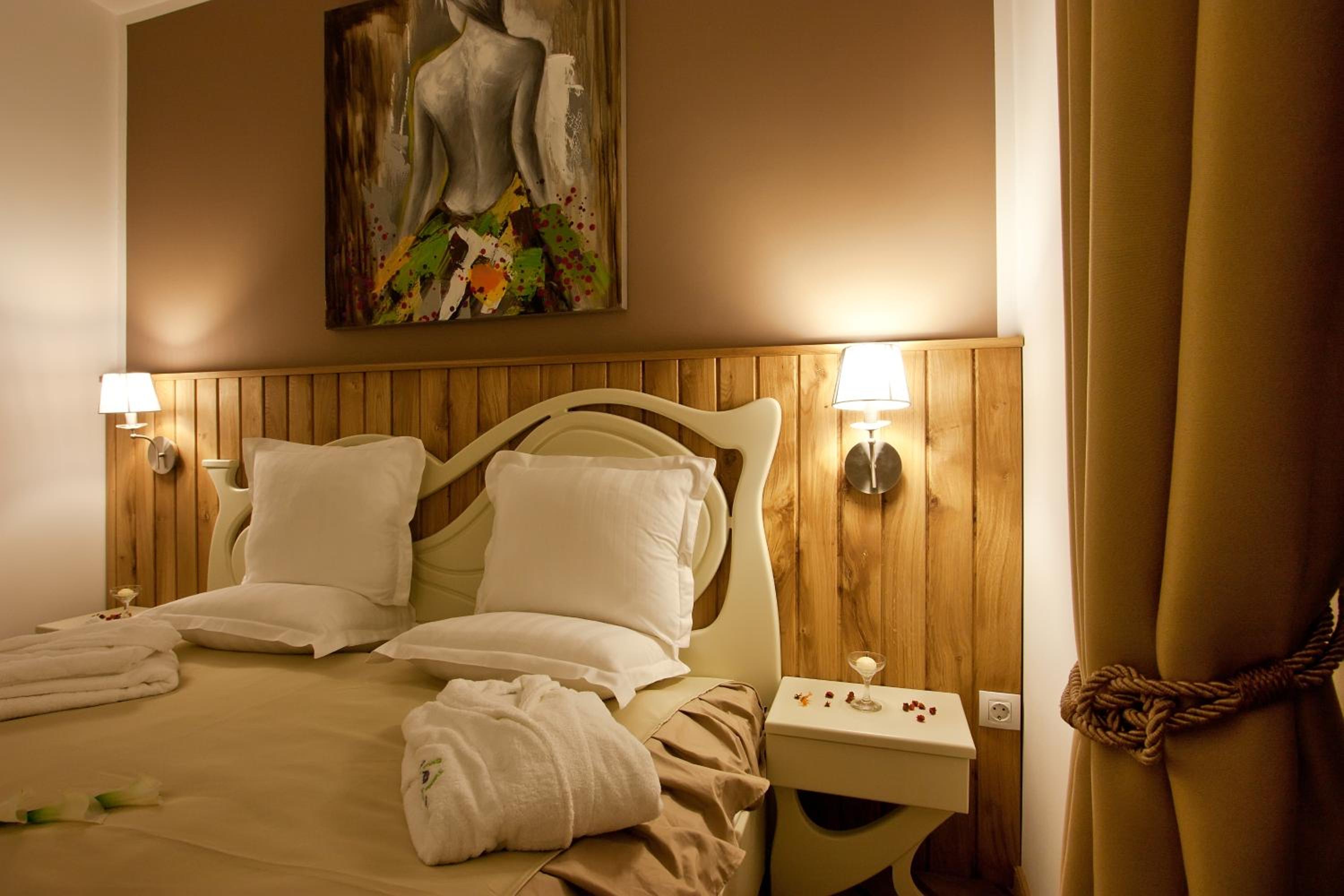 2 BEDROOMS, MAISONETTE