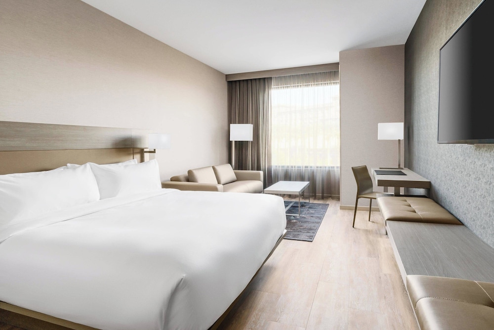ROOM, KING BED, SOFA