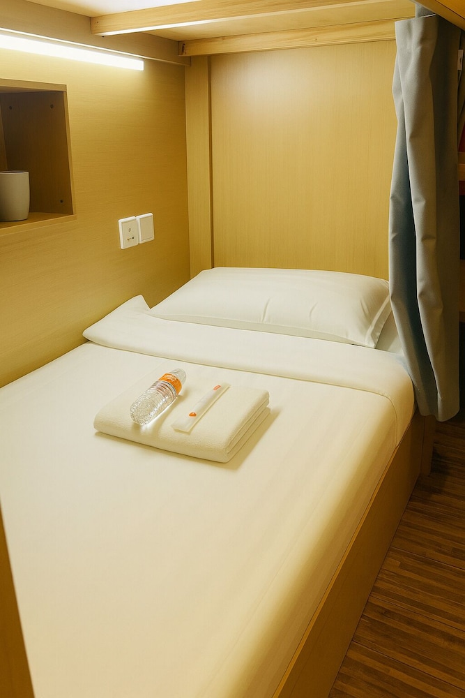 CAPSULE, MALE DORM, SINGLE, 4 BEDS, NO WINDOW