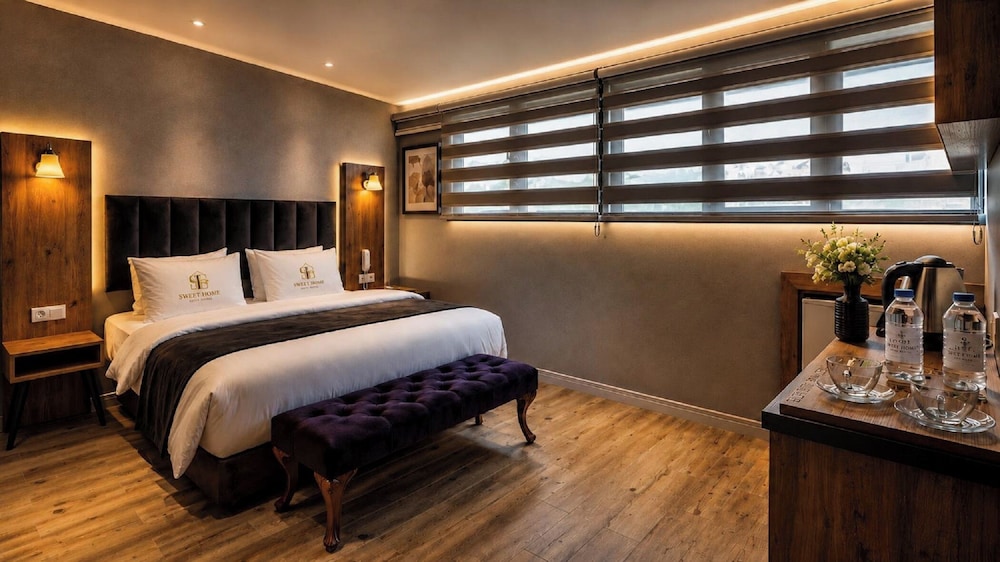غرفة ملكية بسرير كوين بإطلالة على الحديقة، Sweet Home Suite Hotel 7/8