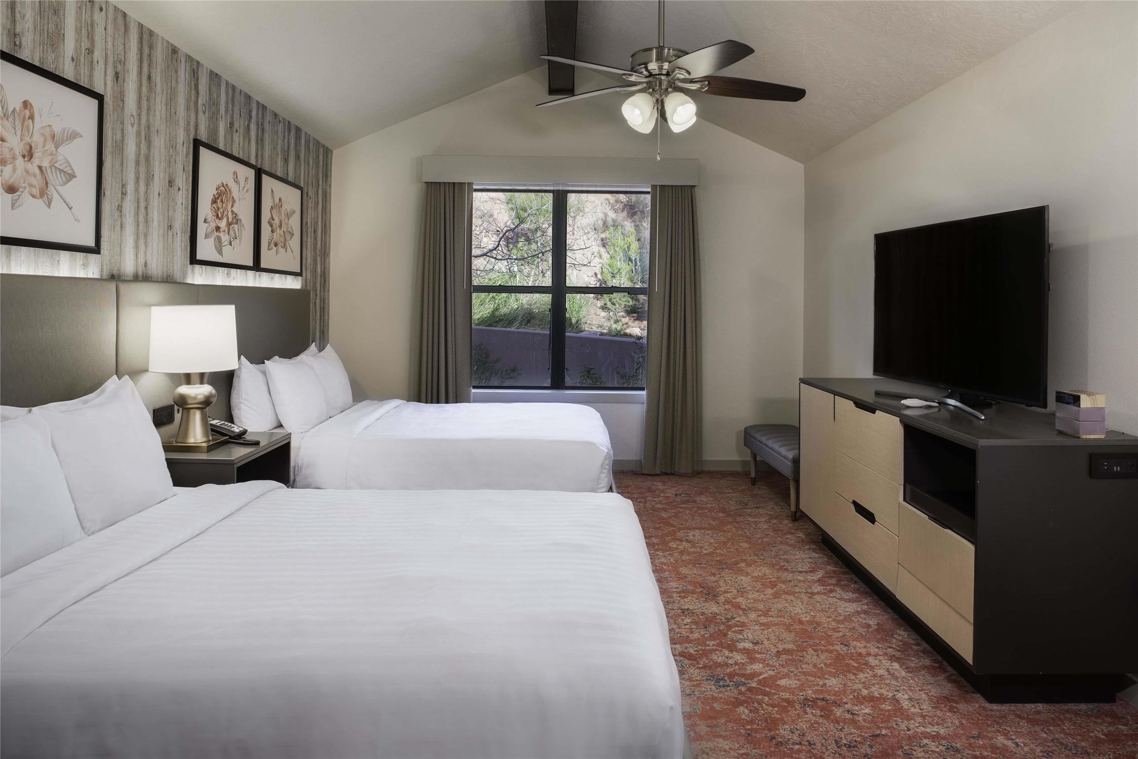 2 Bedrooms, Suite, 1 King and 2 Queen Beds, Riverside, Sofa