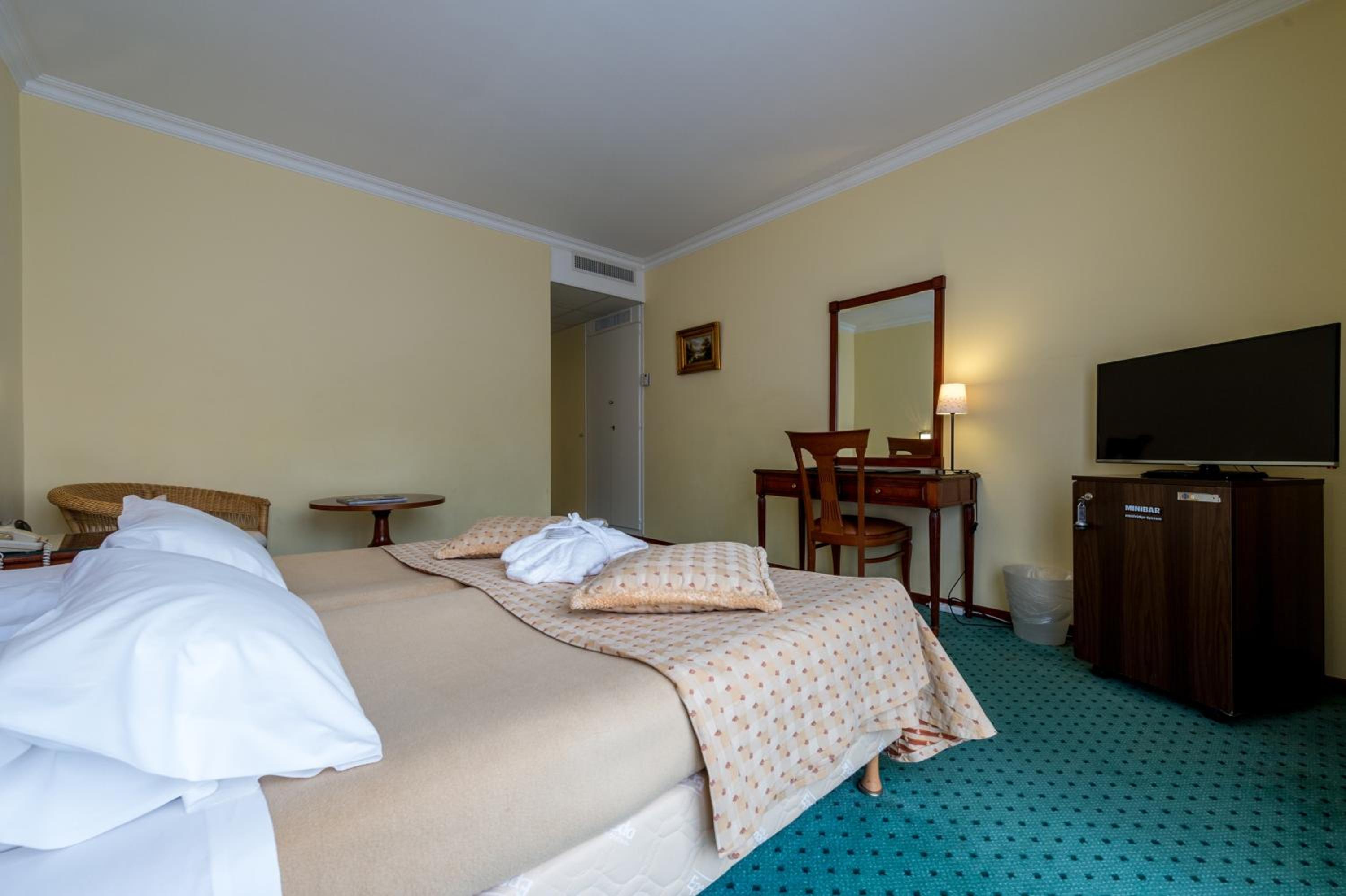 TWIN ROOM