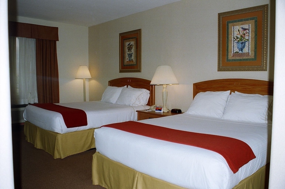 Holiday Inn Express Hotel Suites Brownsville 15/62